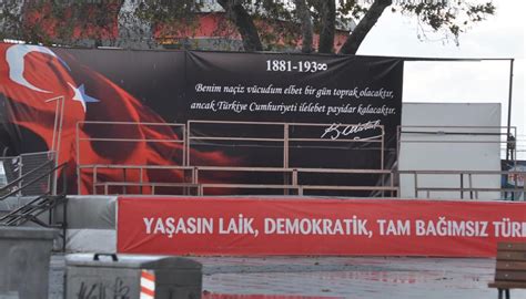 İ­z­m­i­r­­d­e­ ­A­t­a­t­ü­r­k­ ­p­o­r­t­r­e­s­i­n­e­ ­s­a­l­d­ı­r­ı­